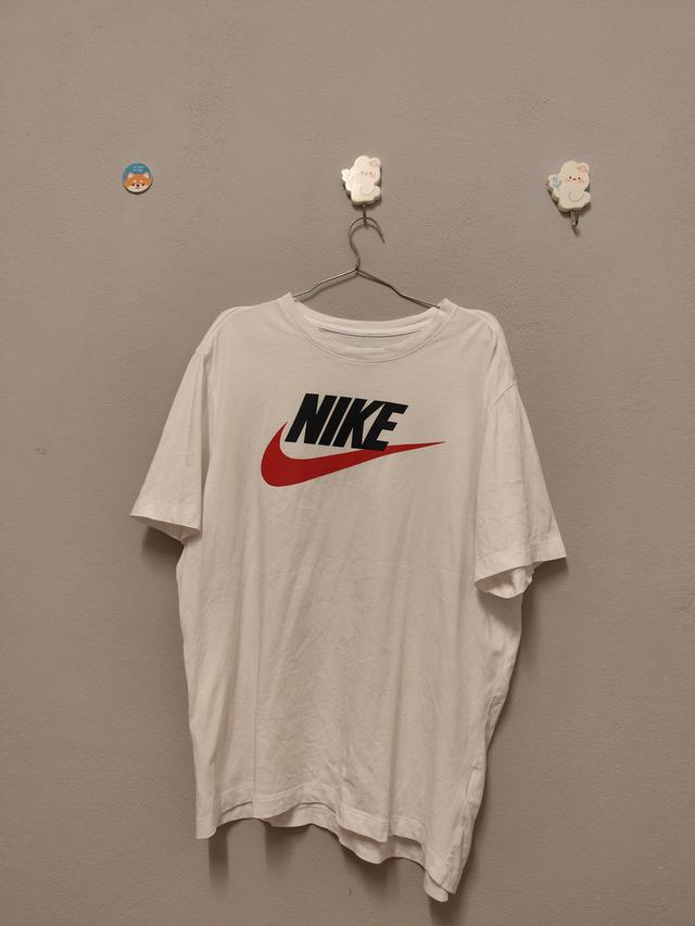 เสื้อยืด Nike รุ่น The Nike Tee