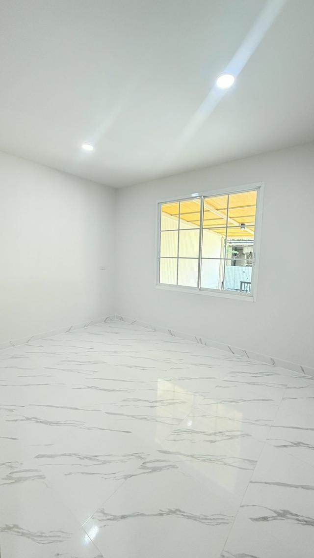 ชายบ้าน หมู่บ้านปิ่นฤทัย ซ.25 8