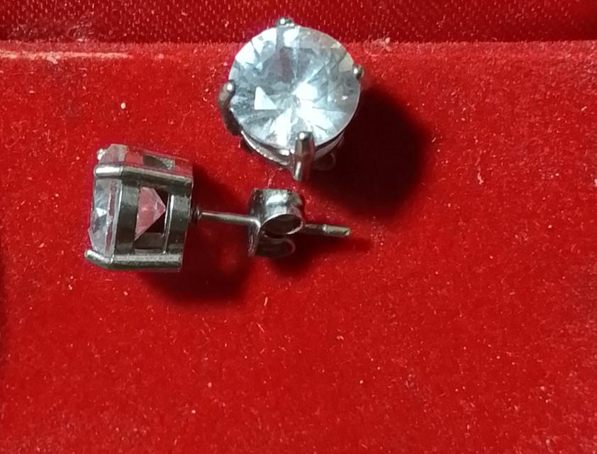 ต่างหูเพชรเพทายขาวประกายฟ้าขนาดหลายกระรัตสามารถนำไปทำเป็นแหวนแต่งงานได้ของต๊ะ วงฟลอยครับ รูปที่ 2