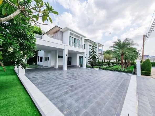 Luxury house for SALE, offering a private atmosphere and coming fully furnished. Located in the Perfect Masterpiece Sukhumvit 77 project. 1