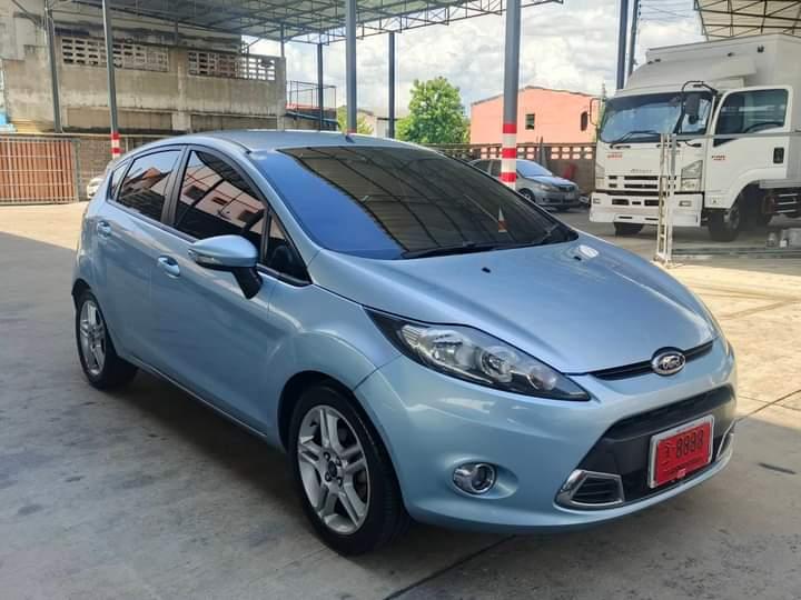 Ford Fiesta สีสวยน่าใช้