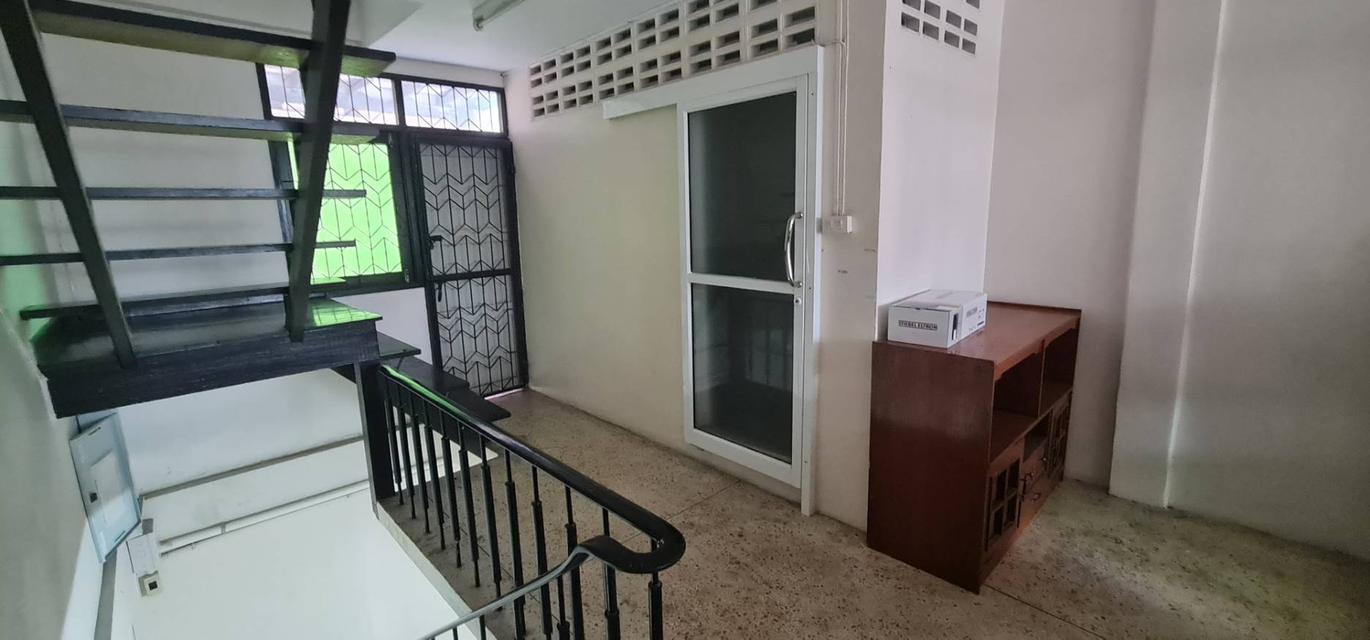 ให้เช่าอาคารพาณิชย์ 3 ชั้น 2 คูหา(ตี 2 ห้องทะลุกัน) ติดถนนทำเลดี  8