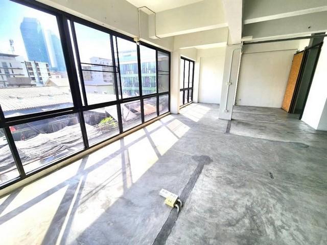 ให้เช่าอาคารสำนักงาน 5 ชั้น มีลิฟท์ ถนนรัชดาภิเษก ซอยนาทอง ใกล้ MRT 2