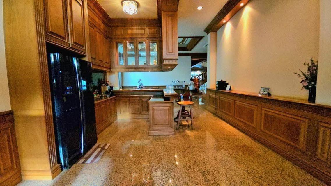 Luxury home For Sale A luxurious mansion in downtown Sriracha. 8