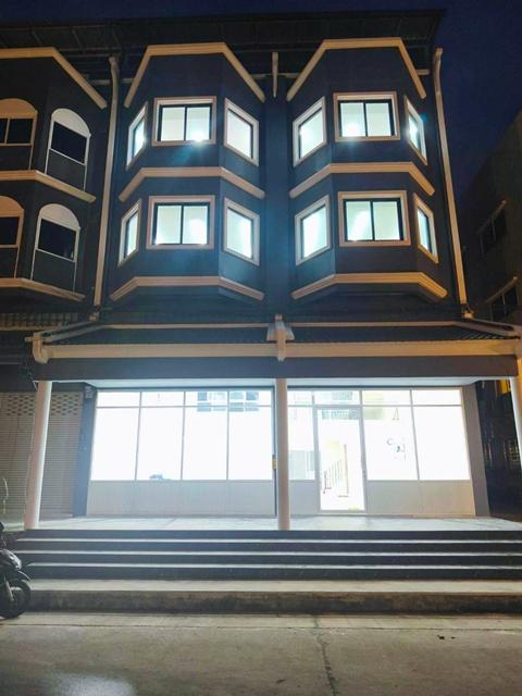 โชว์รูม 5 นอน ไม่เคยอยู่! ให้เช่าอาคารสำนักงาน 4 ชั้น 2คูหา 56ตร.วา. 576ตร.ม MRTสวนหลวง ร.9 2.4 กม. ถ.เฉลิมพระเกียรติร.9