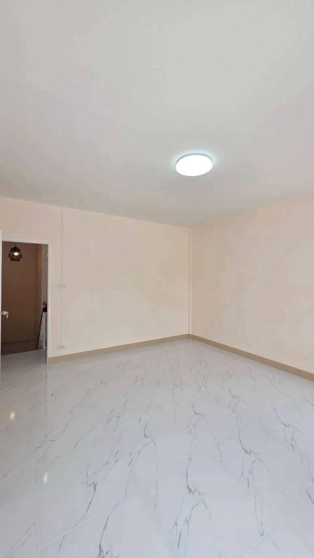 🍒หมู่บ้านอิมพีเรียลเพลส-ซอยลาดปลาดุก🍒ทาวน์เฮ้าส์ 2 ชั้น หลังตลาดJAS GREEN  ห่างจากกาญจนาภิเษกเพียง 2 กิโลเมตร ถนนเมนในโครงการกว้าง12 เมตร 12