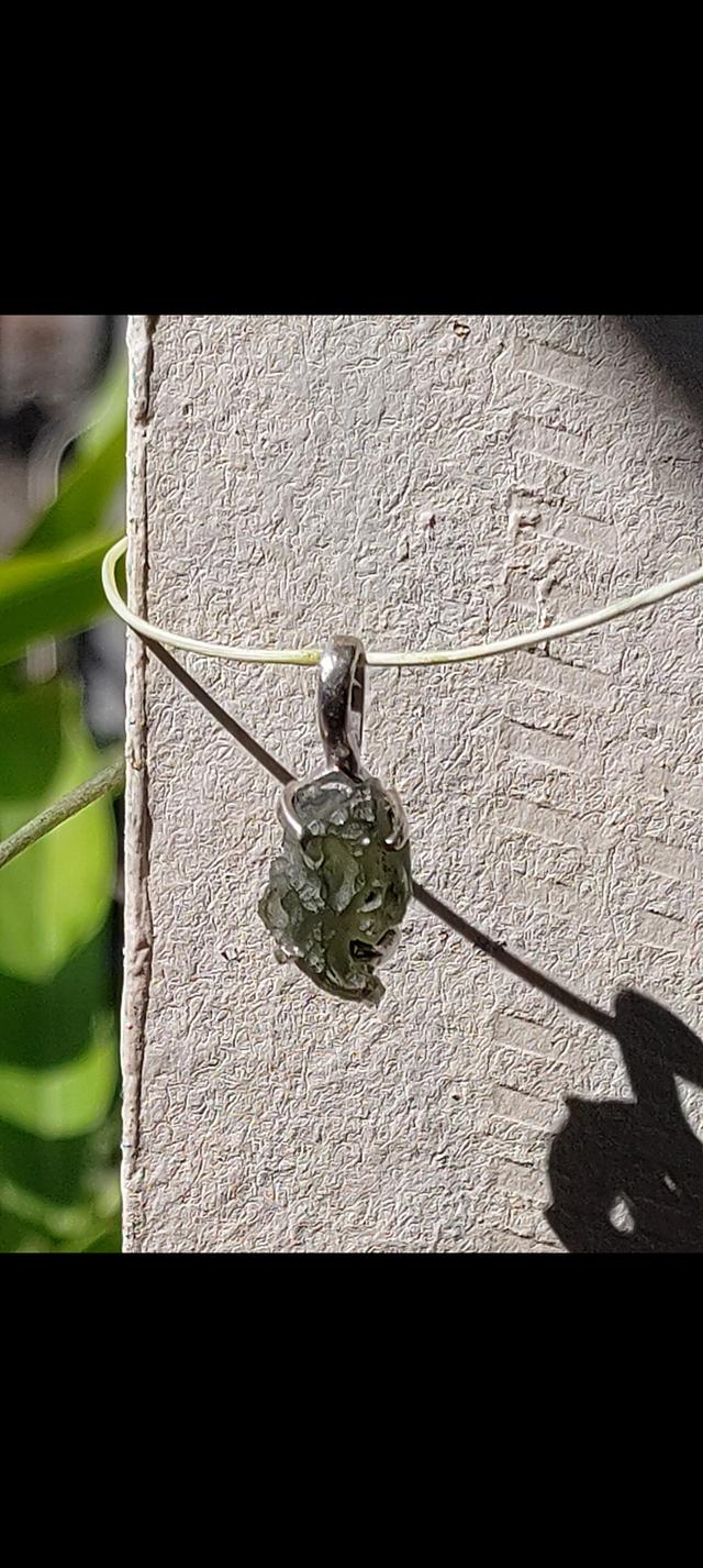 Moldavite เลื่ยมกรอบเงิน หินสีเขียวเกิดจากการตกกระทบของอุกกาบาต มหัศจรรย์จากดวงดาว  3