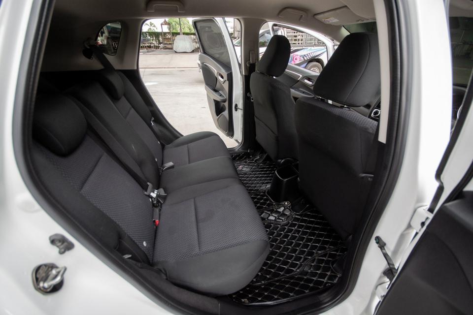 ขับฟรี 60 วัน ปี 2018 Honda Jazz 1.5V GK Airbag ABS AT สีขาว ส่งฟรีทั่วประเทศ 5