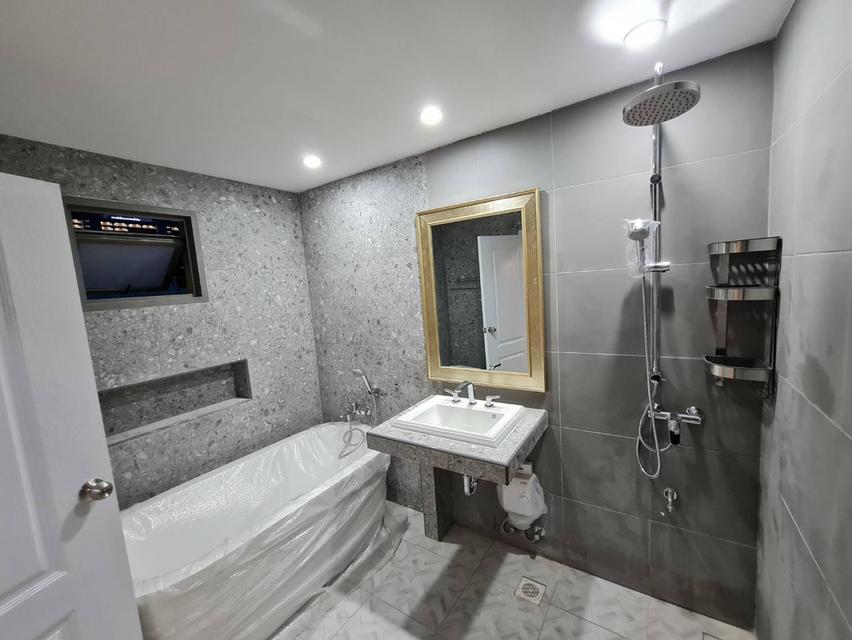 บ้านสร้างใหม่ !!! ทำเลปากทางลาดพร้าว ใกล้รถไฟฟ้า + MRT 6