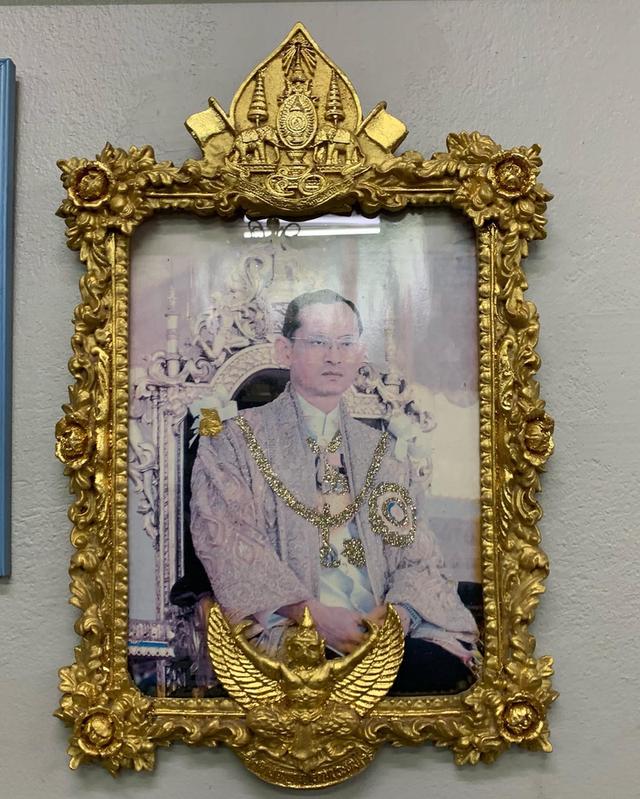 ภาพ ร.9 พร้อมกรอบเรซินสมบูรณ์ 3