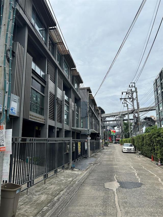 ให้เช่าโฮมออฟฟิส 4 ชั้นติดรถไฟฟ้าหน้าเดอะมอลบางกะปิ+ที่จอดรถ 6