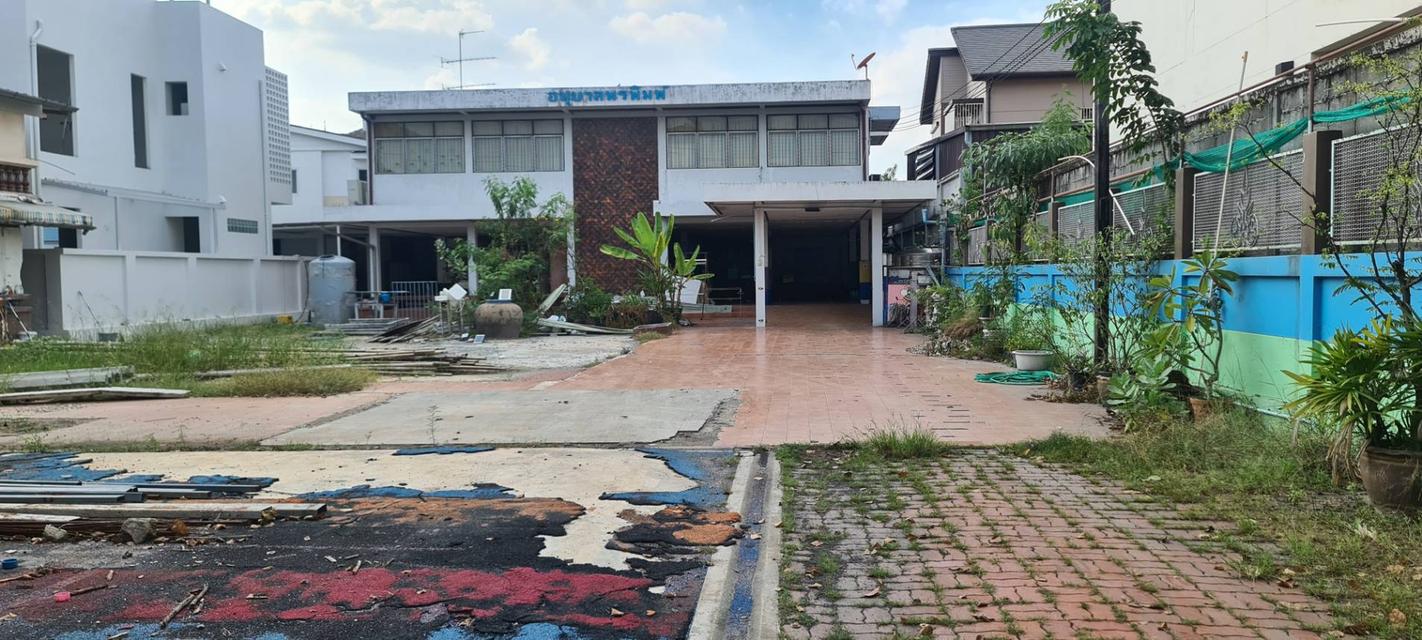 บ้านให้เช่า 2 ชั้น มีที่จอดรถ ถนนเอกชัย 1