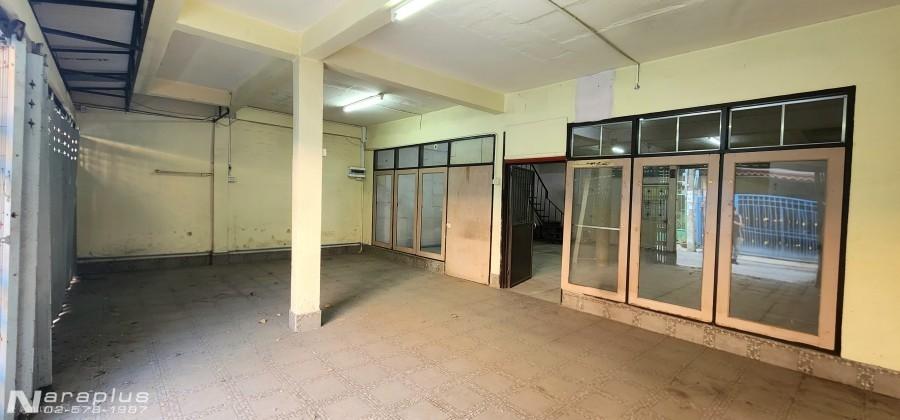 69030200 : ขายทาวน์เฮ้าส์ 2 ชั้นหลังมุม 2 หลังติด พร้อมต่อเติมหน้าบ้าน เนื้อที่หลังละ 15 ตารางวา รวม 30 ตารางวา ถนนเอกชัย 30 จอมทอง กรุงเทพฯ ทำเลดี เด 6