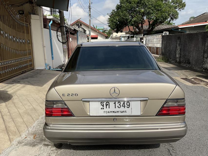 ขายรถยนต์ Mercedes Benz e220 สีทรายทองสภาพสวยมาก 4