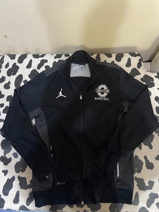 เสื้อแจ็คเก็ตวอร์มบาสเกตบอล Jordan ที่มีโลโก้ Christian Basketball