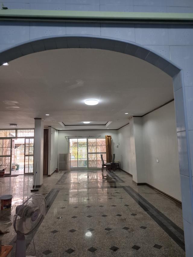 ทาวน์เฮ้าส์ 3 ชัั้น 2 หลังทะลุถึงกัน อยู่ในหมู่บ้านสินทวีสวนธน 1 12