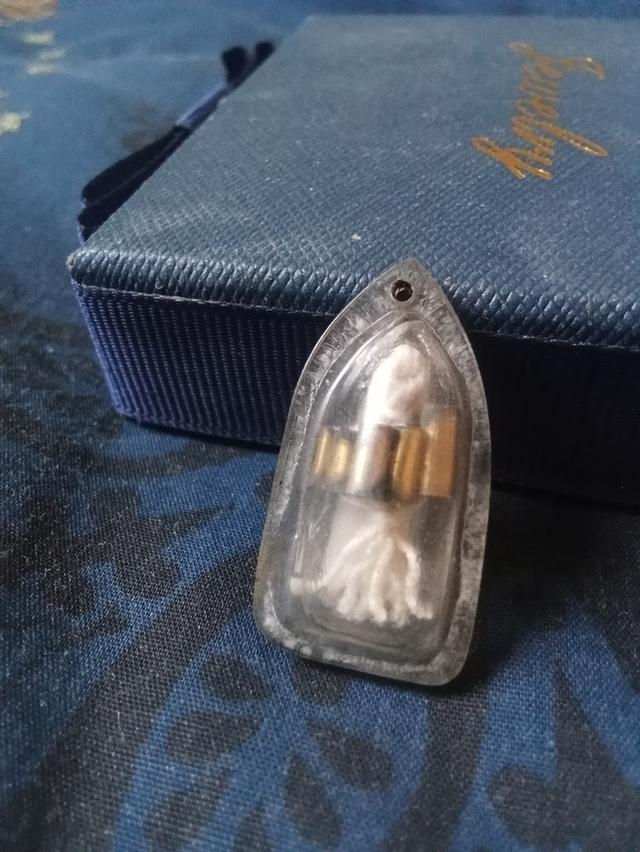 "รูปถ่ายหลังตะกรุดพวง" หรือ "ตะกรุด 9 กุ่หลวงพ่อมุม อินทปัญโญ แห่งวัดปราสาทเยอ จังหวัดศรีสะเกษ ซึ่งเป็นพระเกจิอาจารย์ชื่อดังของภาคอีสาน รูปที่ 3