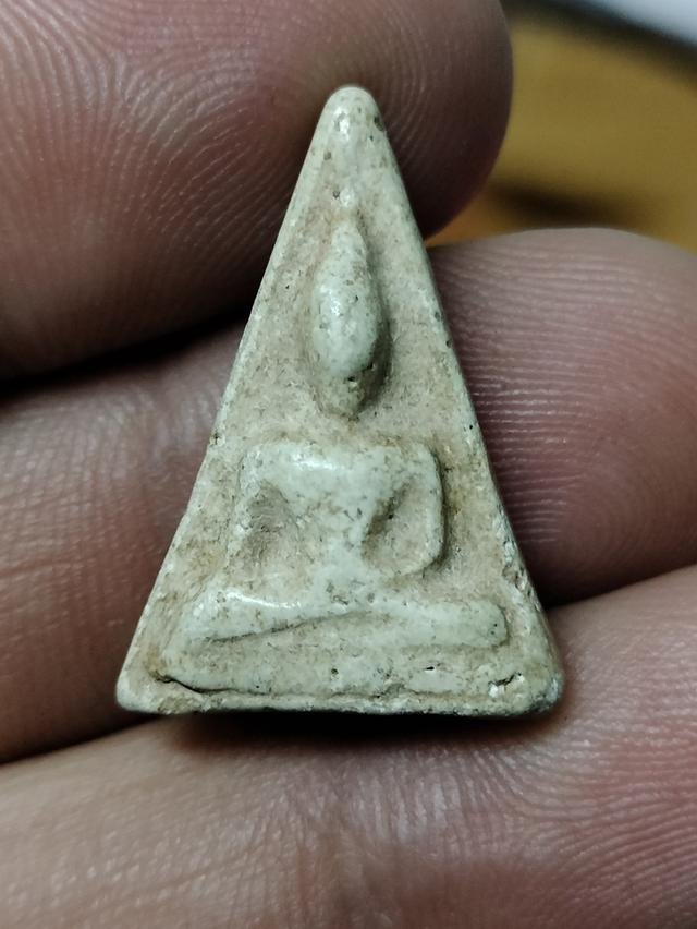 พระนางพญาเนื้อผงน้ำมัน หลวงพ่อกวย ชุตินธโร ปี2521