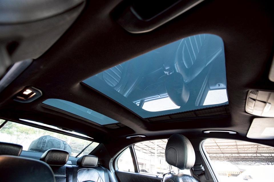 Benz C350e ปี 2017 สีบรอน สวยสภาพดี รูปที่ 14