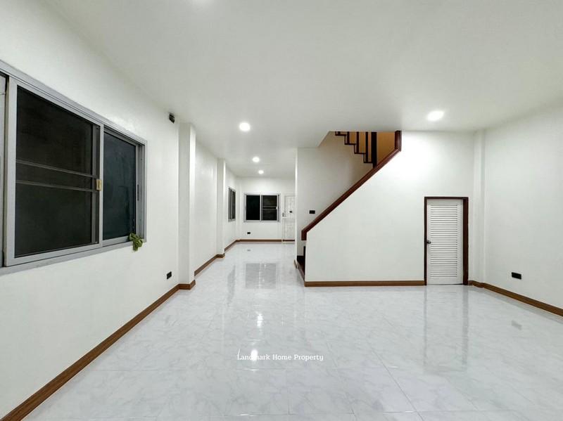 LM24-0221 ขายทาวน์เฮ้าส์ 2 ชั้น หลังมุม รีโนเวทใหม่ มบ.ณนนท์ ซอยวัดลาดปลาดุก เนื้อที่ 29.7 ตรว 3นอน 2น้ำ 3