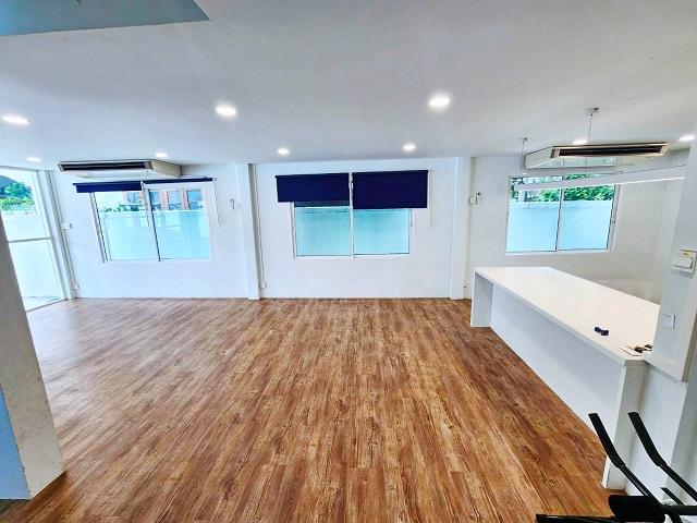 เฟอร์พร้อม เพียง 120 เมตรใกล้ทางขึ้น-ลงทางด่วนวิภาวดี ต้นซอยงามวงศ์วาน41-47 ตรงข้าม ม.เกษตรศาสตร์ 700ม. โฮมออฟฟิศ 2 ชั้น 4
