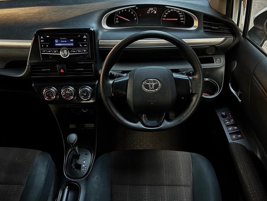 Toyota Sienta 5