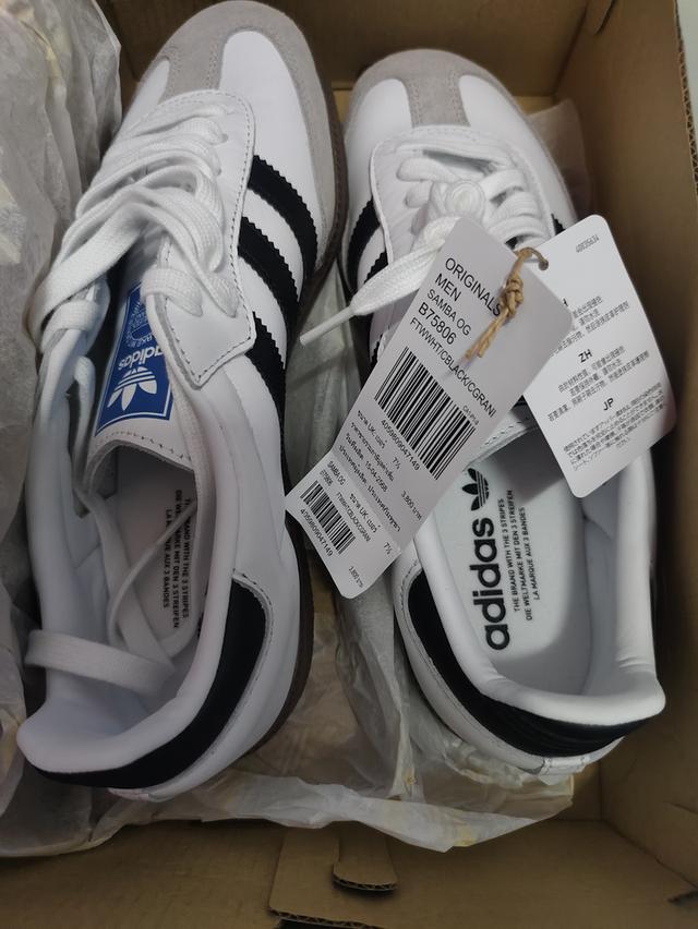 รองเท้าAdidas ยังใหม่อยู่คับไม่เคยใส่เลยคับมีกล่องครบคับ รูปที่ 1