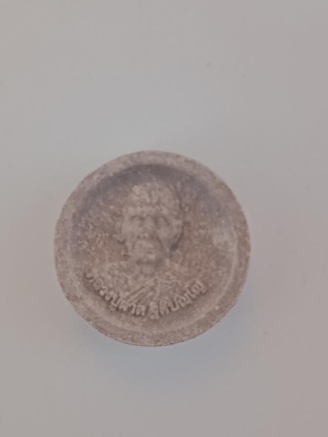 พระเนื้อผง พิมพ์จันทร์ลอย หลวงพ่อเกษม เขมโก  เป็นพระผงรูปเหมือนหันข้าง พิมพ์จันทร์ลอย ปี 2516  สร้างในโอกาสครบ 5 รอบ (60 ปี) ของหลวงพ่อเกษม เขมโก เปิด