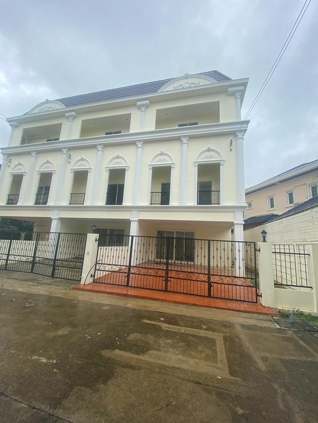 ทาวน์โฮมเเถวศรีนครินทร์ใกล้แยกการไฟฟ้าและปากน้ำสมุทรปราการ 1