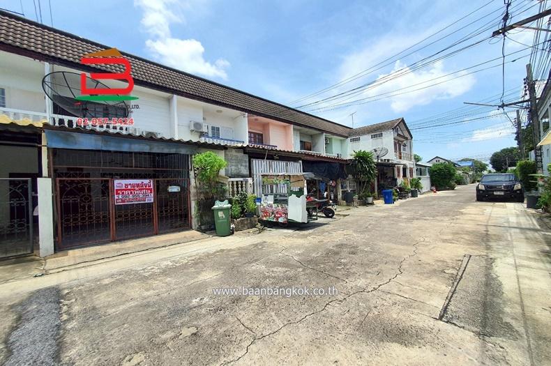 ทาวน์เฮาส์ หมู่บ้าน สินทรัพย์นคร เนื้อที่ 18 ตรว. ซอยเทพรักษ์ 20 แขวงคลองถนน เขตบางเขน