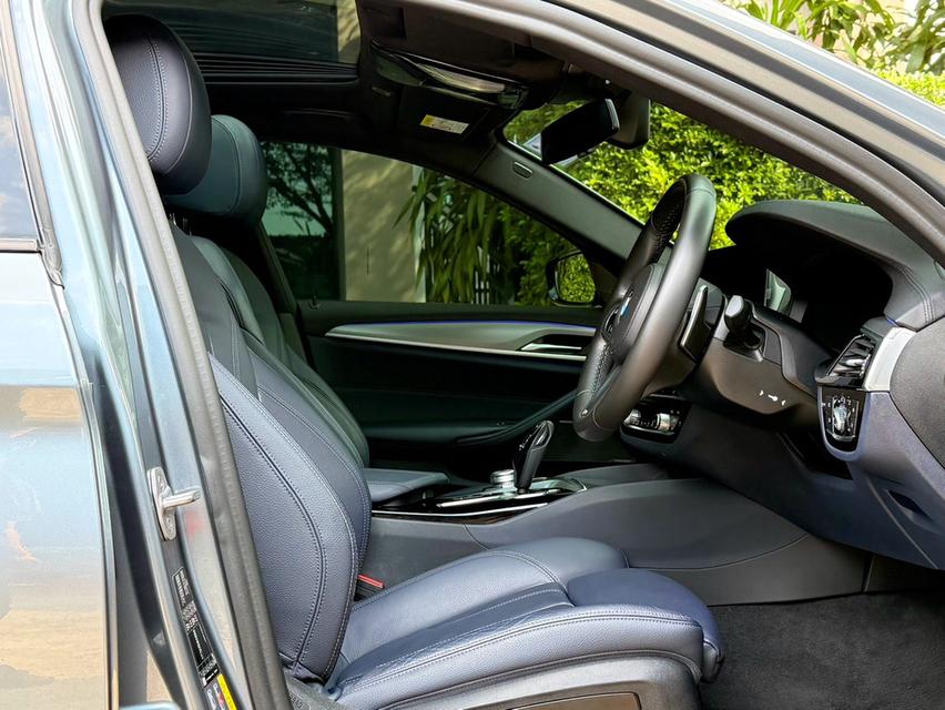 2020 BMW 530 MSPORT ( หน้าจอ ID7 ) รถมือเดียวออกป้ายแดง OPTION พิเศษ ภายนอกสี BLUESTONE ภายในสี NIGHT BLUE EXCLUSIVE รถวิ่งน้อย ประวัติศูนย์ครบ รูปที่ 13