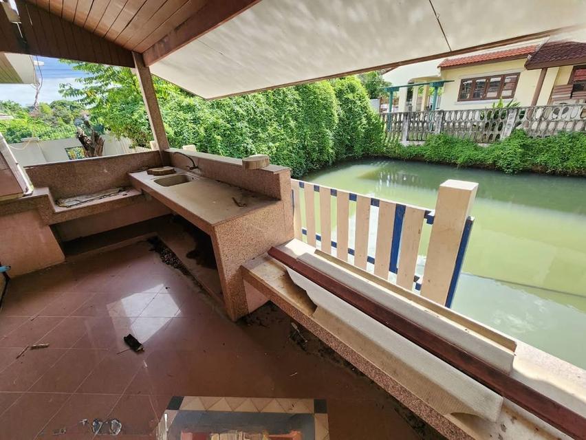 ขายบ้านเมืองเอก โครงการ 5 หน้าเป็นสนามกอล์ฟเมืองเอก หลังเป็นตลาดสัมมากร 7