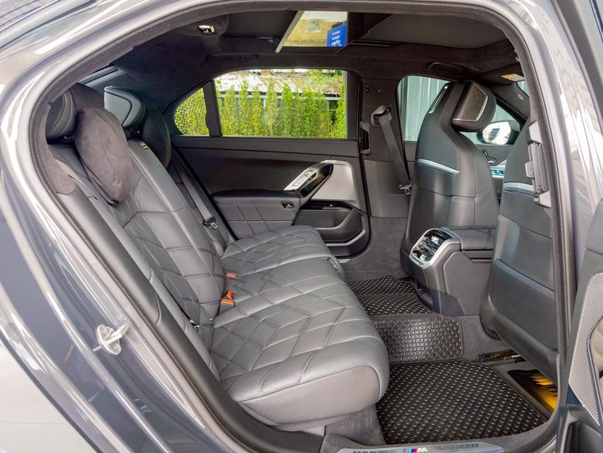 BMW 750e (G70) M Sport ปี 2024 มือเดียว ไมล์แท้ 15,000 กม. BSI/BRI เหลือเพียบ! 15