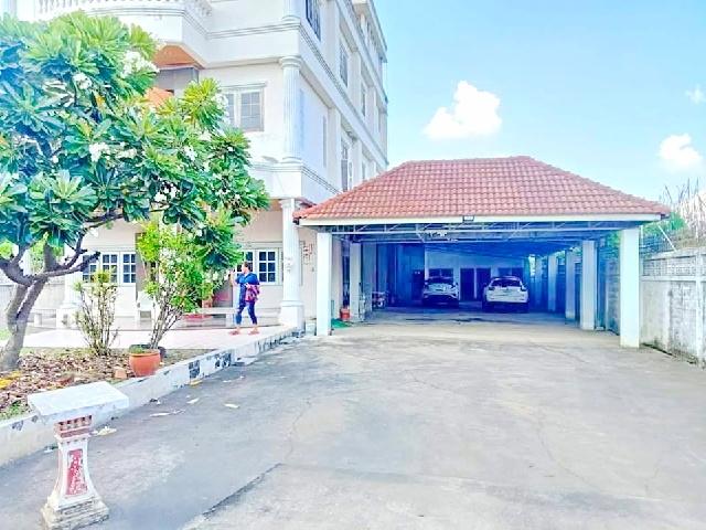 มีสนามหญ้าหน้าบ้าน 178 ตร.วา.แฟชั่น 1.6กม.ขาย ให้เช่า บ้านหลังใหญ่ 3.5ชั้น 4นอน 4น้ำ 720 ตร.ม. MRT คู้บอน 900 ม.ถ.รามอิน 5