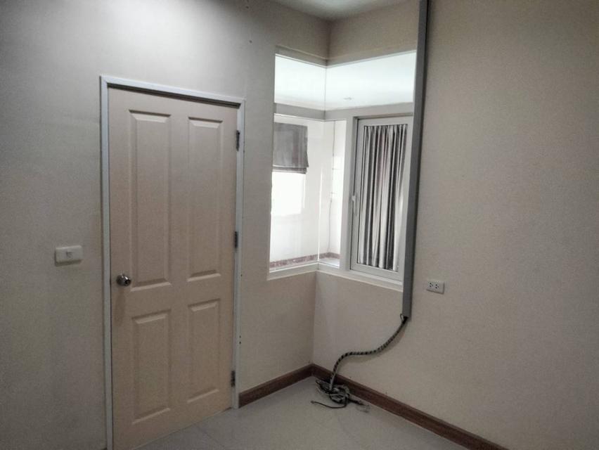 ขายทาวน์โฮม 2 ชั้น  หมู่บ้านโกลเด้น ทาวน์ ลาดพร้าว  ซอยนวมินทร์ 42 แยก 27  ถนนประเสริฐมนูกิจ แขวงคลองกุ่ม  เขตบึงกุ่ม กรุงเทพ ขายราคา 4.30 ล้านบาท 9