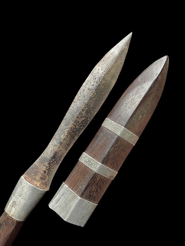 มีดหมอหลวงพ่อรุ่งวัดหนองสีนวล นครสวรรค์ ไม้พญางิ้วดำ ยุคต้น 6