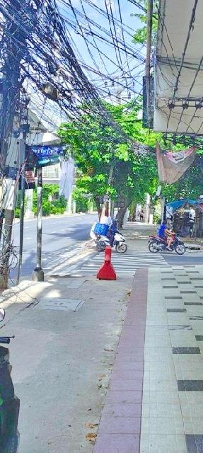 เดอะมอลล์ บางกะปิ 1.15กม. MRTบางกะปิ 1กม. อาคารพาณิชย์ 4ชั้น 18ตร.วา.280ตร.ม.ม.รัตนบัณฑิต 1.2 กม. 4นอน 4น้ำ ลาดพร้าว 126