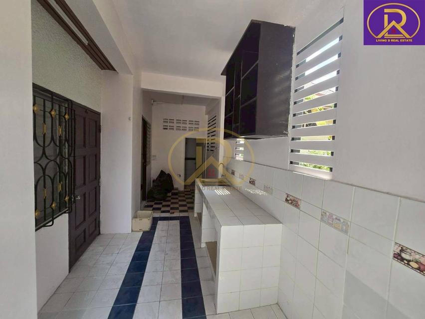 ขายถูกที่สุดในโครงการคันทรี่ ปาร์ค 1 รีโนเวทใหม่ทั้งหลัง พื้นที่ใช้สอยเยอะ พร้อมอยู่ ฟรีโอน ต.ห้วยกะปิ อ.เมืองชลบุรี จ.ช 8