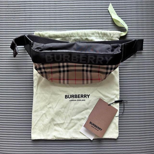 กระเป๋า Burberry Lather Handbag 1