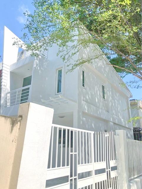 รถไฟฟ้า หลักหก ม.รังสิต 2.4 กม. เพิ่มแอร์ 2ตัว 3นอน 2น้ำ ติดถนน เทิดราชัน ให้เช่า ทาวน์โฮมหัวมุม 30ตรว. 152 ตร.ม. ด้านนอ 8