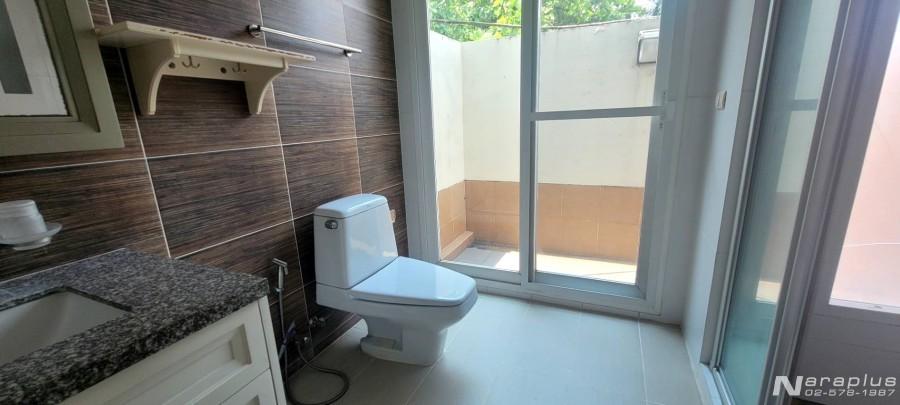 69030160 : ขายบ้านเดี่ยว 2 ชั้น หลังมุม สไตล์โมเดิร์น 4 ห้องนอน พร้อมเรือนรับรอง บนที่ดินขนาด 91.9 ตร.ว. หมู่บ้านวรารมย์ พรีเมี่ยม วัชรพล-จตุโชติ กรุ 20