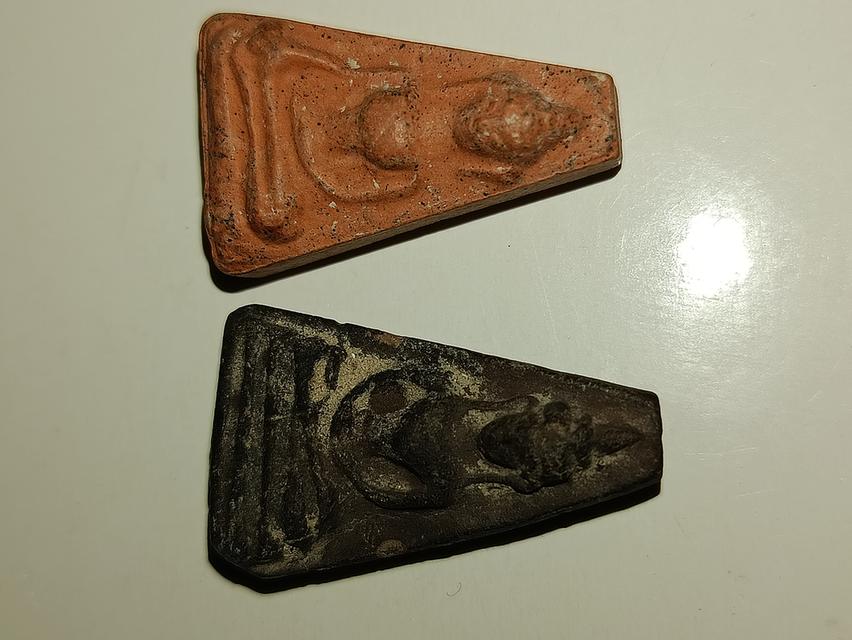 พระผงสุพรรณ หลังลายนิ้วมือ" เป็นลักษณะเด่นและเอกลักษณ์สำคัญอย่างหนึ่งของพระผงสุพรรณกรุวัดพระศรีรัตนมหาธาตุ จังหวัดสุพรรณบุรี ซึ่งเป็นหนึ่งใน "พระเบญจภ