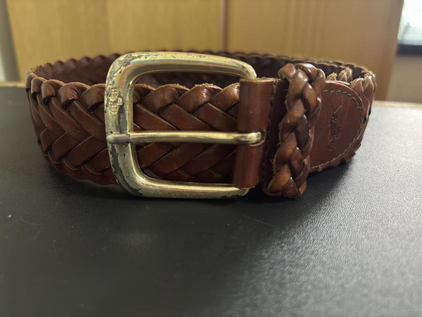 เข็มขัดหนังถักสีน้ำตาลจาก Polo Ralph Lauren1500฿วัสดุและดีไซน์: ผลิตจากหนังวัวแท้ถักด้วยมือเพื่อความทนทานและสไตล์วินเทจที่เป็นเอกลักษณ์