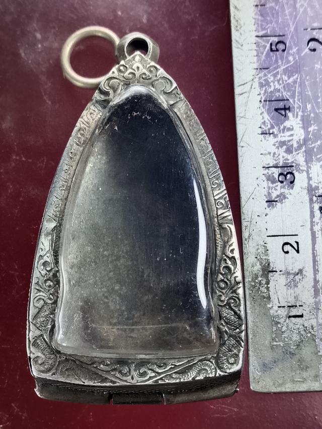 ตลับเก่าใส่พระหลวงปู่ทวดหลังเตารีดหลวงปู่ทวดเนื้อว่านหรือพระกริ่งไซ้กลาง