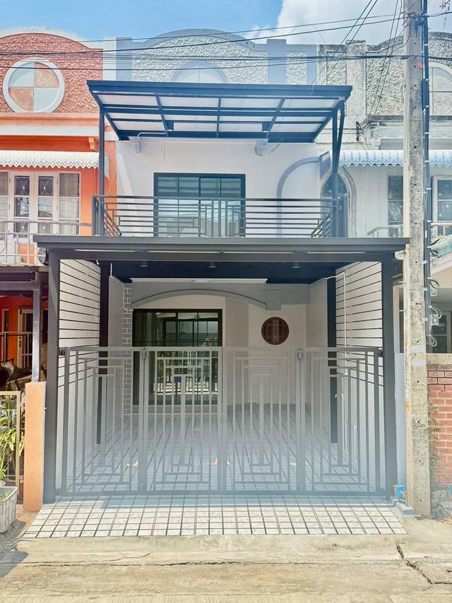 หมู่บ้านสิรารมย์ บ้านกล้วย-ไทรน้อย บางบัวทอง ทาวน์เฮาส์ 2 ชั้น ตกแต่งใหม่พร้อมอยู่  มีระเบียงด้านหน้า โครงการของแลนด์&เฮ้าส์ 2