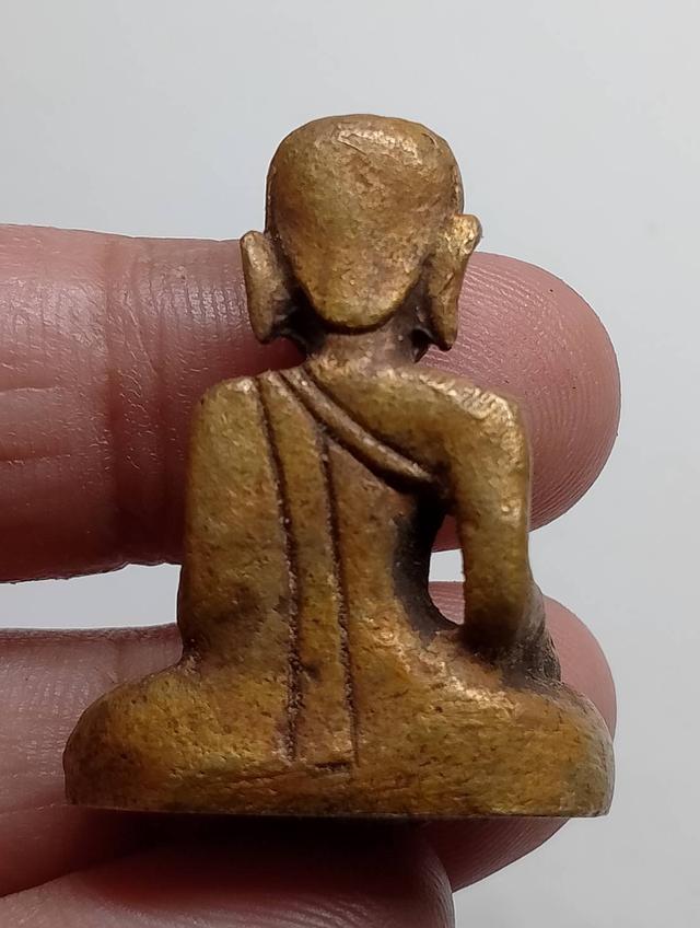 พะระเก่าเนื้อโลหะใต้ฐานมีดินอยุ่ค่ะ