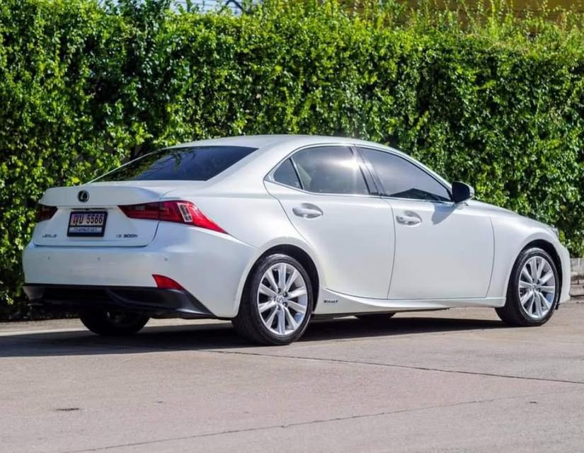 Lexus IS 300h ปี 2013 5