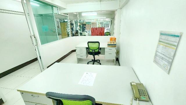 เครื่องใช้สำนักงาน รร.เลิศหล้านานาชาติ 1.8 กม.รวมค่าไฟน้ำ แอร์ พื้นที่สำนักงานชั้น 1 อาคารพาณิชย์ 4 ชั้น หลังมุม 128 ตร.