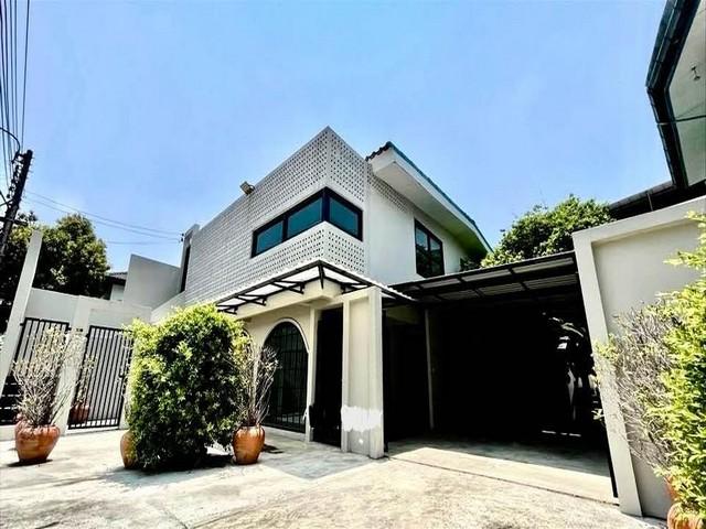 T26-983 ขาย บ้าน โฮมออฟฟิศขนาดใหญ่ 2–3 ชั้น 75 ตรว. ซอยรุ่งเรือง ใจกลางรัชดา–สุทธิสาร กรุงเทพ ห้วยขวาง ใกล้กับ เดินถึง M 1