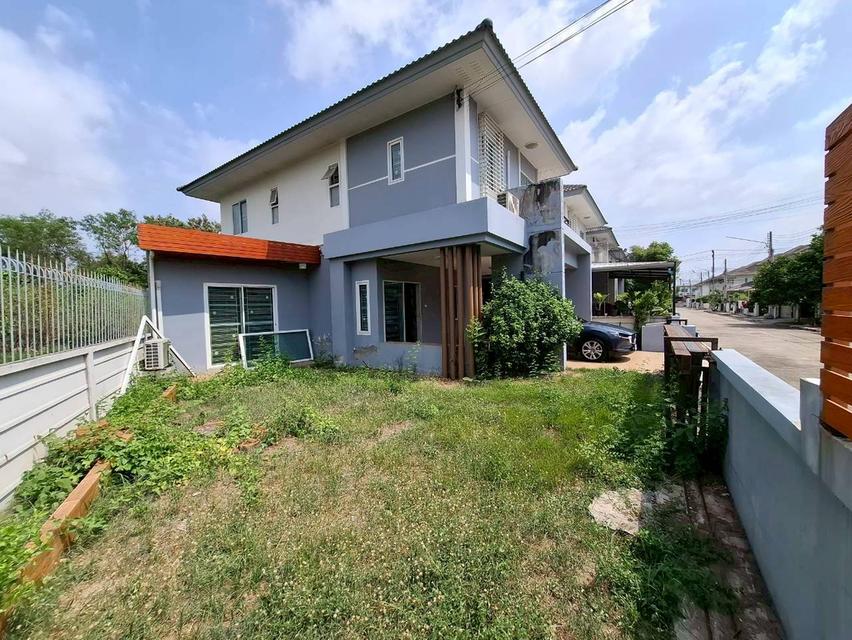 บ้านหลังมุม 50.1 ตร.วา ในศรีราชา เพียง 3.15 ล้าน มีสนามหญ้าข้างบ้าน จอดรถ 2 คัน 3